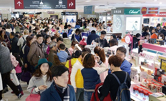 중국인 관광객들이 한 면세점에서 쇼핑을 하고 있는 모습. /한국경제신문