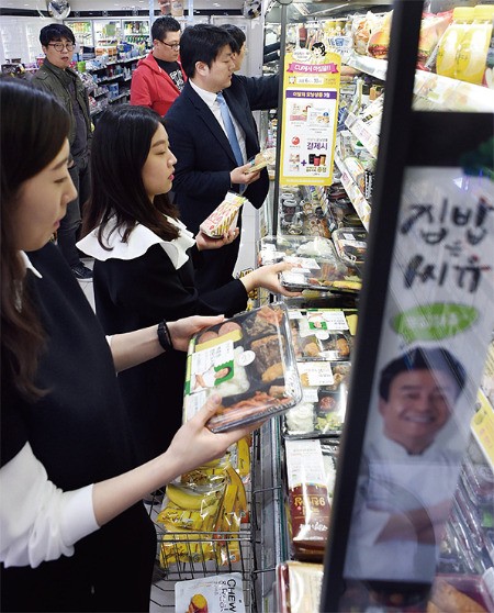 “오피스 지역 편의점에선 김밥, 10대들에겐 주먹밥 인기”