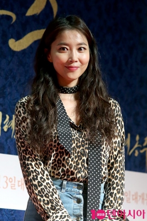 [TEN PHOTO] 오윤아, 영화관에 나타난 아름다운 표범...'어흥'(덕혜옹주)