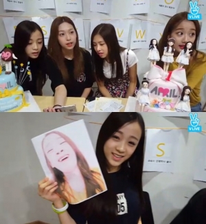 &#39;V앱&#39; 에이프릴 진솔, 1주년 맞이 코믹 사진 공개 &#34;걸그룹 포기?&#34;