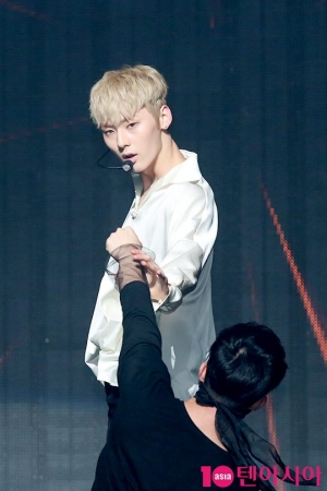 [TEN PHOTO] 뉴이스트 민현, '불꽃튀는 눈빛'(뉴이스트 쇼케이스)