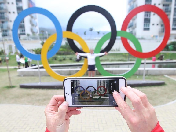 2일(현지시간) 브라질 리우데자네이루 올림픽 선수촌에서 영국 여자 럭비 선수들이 오륜기 조형물을 배경으로 기념촬영을 하고 있다. 연합뉴스