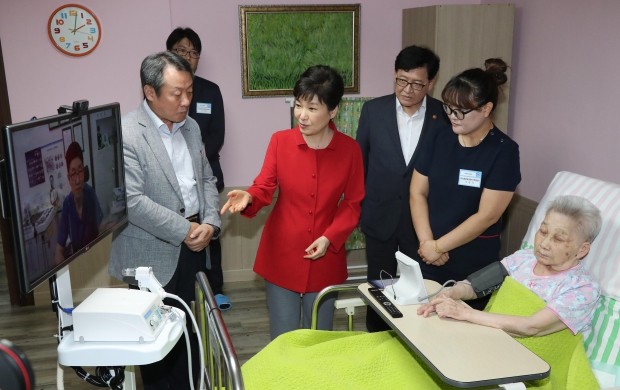 (서산=연합뉴스) 이상학 기자 = 박근혜 대통령이 4일 오후 요양시설 원격의료 시범사업 기관인 충남 서산시 서산효담요양원을 방문, 요양 어르신에 대한 원격의료 시연을 참관하고 있다.