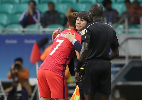 4일(현지시간) 오후 브라질 사우바도르 폰치 노바 아레나에서 열린 리우올림픽 남자 축구 조별리그 C조 1차전 한국과 피지의 경기. 후반전 한국 손흥민이 패널티킥 골을 성공시킨 뒤 신태용 감독에게 안기고 있다. 연합뉴스