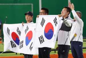 한국 첫 금메달 '남자 양궁'…유도 정보경 '깜짝' 은메달
