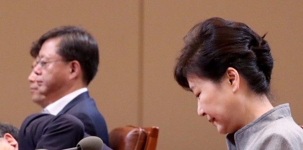 박근혜 대통령이 8일 오전 청와대에서 열린 수석비서관회의에 참석, 자리에 앉고 있다.  연합뉴스