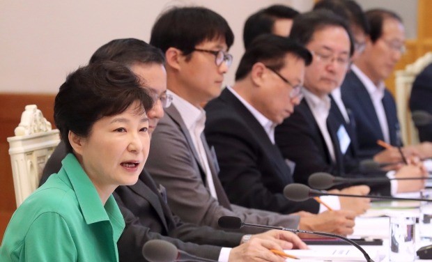 박근혜 대통령이 10일 오전 청와대에서 열린 제2차 과학기술전략회의에서 인사말을 하고 있다.  연합뉴스