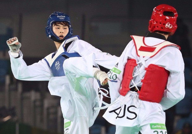  한국 남자 태권도 대표팀의 김태훈이 17일 오후(현지시간) 브라질 리우데자네이루 올림픽파크 카리오카 아레나3에서 열린 2016 리우올림픽 태권도 남자 58㎏급 패자부활전에서 사프완 카릴(호주)을 상대하고 있다. 연합뉴스