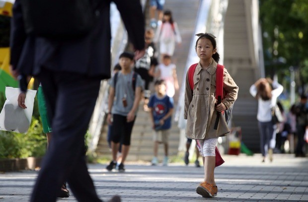 선선한 초가을 날씨를 보인 29일 오전 긴 팔 차림의 학생이 서울 서대문구의 한 초등학교로 등교하고 있다. 연합뉴스