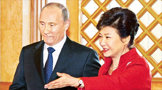 2013년 11월 청와대 정상회담 당시 박근혜 대통령(오른쪽)과 블라디미르 푸틴 러시아 대통령의 모습. 한경DB