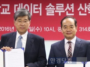 지난 7일 협약 체결식에서 기념촬영하는 김경원 원장(왼쪽)과 배복태 대표.
