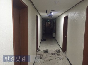 경북 포항의 한 건물. 지진 여파로 벽 일부가 깨지고 금이 갔다. / 카카오톡 사진 캡처