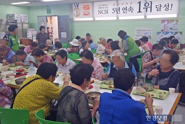 롯데마트, 추석 맞아 지역 독거노인에 점심 제공 