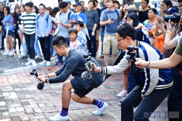 DJI 코리아가 지난달 28일 연 오즈모 체험 행사 '무빙 위드 카메라'. 소비자들이 오즈모를 들고 길거리 밴드 공연을 촬영하는 모습. / 사진=DJI 코리아 제공 