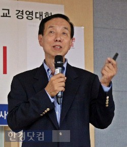 취업특강 하는 세종대 경영대 경력개발센터 최선욱 취업지원관.