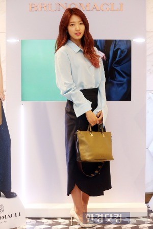 박신혜가 브루노말리 팝업 행사서 든 가방은?