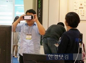 '2016 SW대전' 관람객이 세종대 학생창업기업 나인브이알의 VR기술을 체험하고 있다. / 세종대 제공