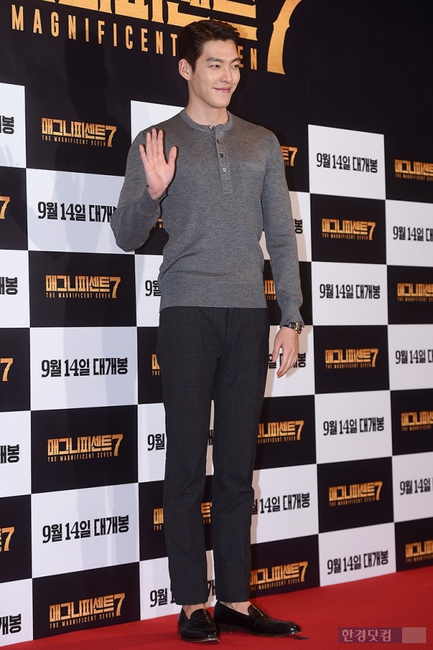 [HEI포토] 김우빈, '질투심 유발하는 8등신 비율'