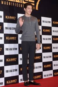  김우빈, '질투심 유발하는 8등신 비율'