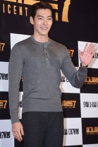  김우빈, '태평양 어깨'