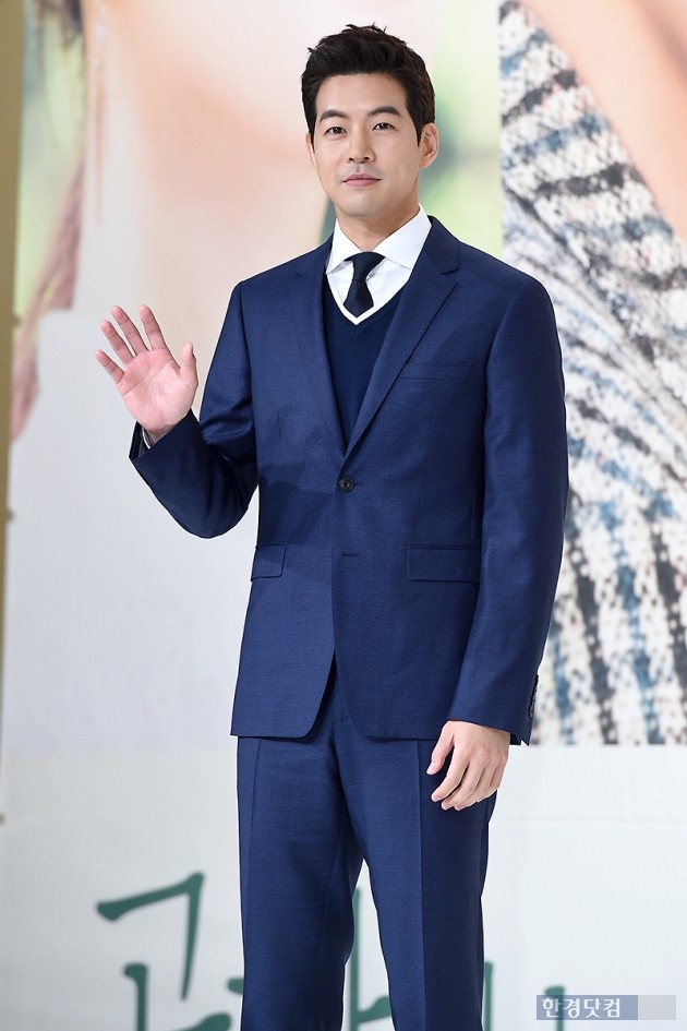 [HEI포토] 이상윤, '부드러운 손인사~'