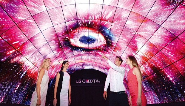 LG전자는 1일(현지시간) 독일 베를린 국제가전전시회(IFA)에서 올레드 TV로 만든 올레드 터널을 선보였다. LG전자 제공