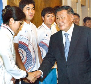 2008년 베이징 올림픽 양궁 금메달리스트 박성현 선수와 악수하고 있는 정몽구 현대자동차그룹 회장(오른쪽).