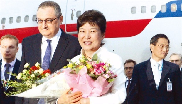 < 러시아 도착 > 7박8일 일정의 해외순방에 나선 박근혜 대통령이 2일 밤 러시아 블라디보스토크 국제공항에 도착해 환영나온 인사들로부터 꽃다발을 받고 활짝 웃고 있다. 블라디보스토크=강은구 기자 egkang@hankyung.com