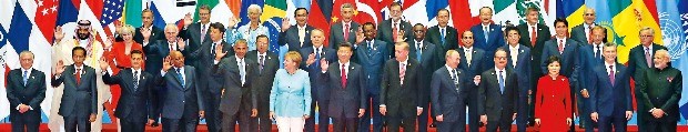 < G20정상들 한자리에 > 박근혜 대통령을 비롯한 각국 정상들이 4일 중국 항저우 국제전시장에서 열린 주요 20개국(G20) 정상회의에 앞서 기념촬영하고 있다. 앞줄 오른쪽부터 나렌드라 모디 인도 총리, 마우리시오 마크리 아르헨티나 대통령, 박 대통령, 프랑수아 올랑드 프랑스 대통령, 블라디미르 푸틴 러시아 대통령, 레제프 타이이프 에르도안 터키 대통령, 시진핑 중국 국가주석, 앙겔라 메르켈 독일 총리, 버락 오바마 미국 대통령. 항저우=강은구 기자 egkang@hankyung.com