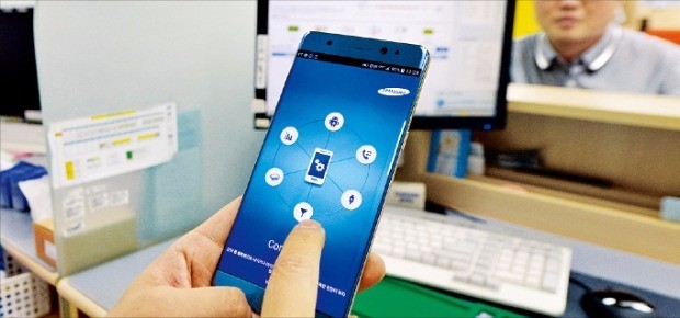 삼성전자는 휴일인 4일에도 갤럭시노트7의 제품 점검 서비스를 제공했다. 서울 공평동 종로타워의 서비스센터에서 한 소비자가 제품 점검을 받고 있다. 김범준 기자 bjk07@hankyung.com