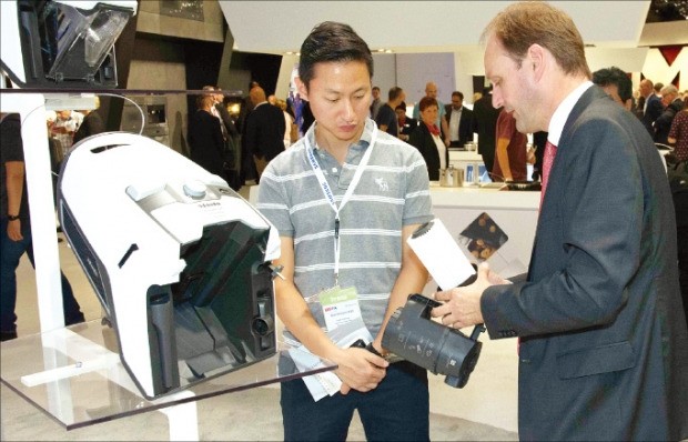마르쿠스 밀레 밀레 회장(오른쪽)이 본지 기자에게 신제품 청소기의 성능을 소개하고 있다. 밀레 제공