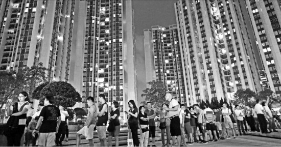 < 늦은 밤까지 이어진 투표 열기 > 홍콩 입법회의원 선거가 치러진 4일 유권자들이 마감시간이 지난 늦은 밤까지 투표하기 위해 투표소 앞에서 줄 서 있다. 홍콩AP연합뉴스