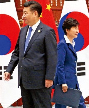 주요 20개국(G20) 정상회의에 참석한 박근혜 대통령이 5일 중국 항저우 서호(西湖) 국빈관에서 시진핑 중국 국가주석과 정상회담을 했다. 두 정상이 반갑게 악수한 뒤 상대방 측 배석자들과 인사하기 위해 걸음을 옮기고 있다. 항저우=강은구 기자 egkang@hankyung.com