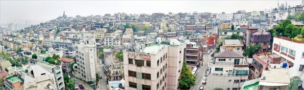 서울시가 용산구 한남뉴타운 내 구릉지형과 전통 자산 상당 부분을 보존하는 방식으로 이곳을 재개발하기로 결정했다. 이 기준에 따라 50층 랜드마크빌딩 건설 계획 등은 백지화됐다. 사진은 한남뉴타운 기존 주택가 전경. 김범준 기자 bjk07@hankyung.com