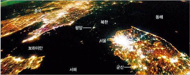 지난 2014년 1월 미국 항공우주국(NASA)이 우주정거장에서 찍은 한반도 밤사진. 남쪽에서는 불빛이 쏟아져 나오고 있지만 북한은 평양을 제외하고는 깜깜하다. 미국항공우주국은 “야간 사진에 나타나는 불빛은 경제의 중요성을 극적으로 보여준다”고 설명했다.