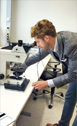 독일 바이엘의 코래보레이터 건물에 입주한 헬스케어 스타트업 캘리코의 미하엘 드로쉬 운영 실장이 연구개발 성과를 설명하기 위해 현미경을 조작하고 있다. 베를린=이상은 기자