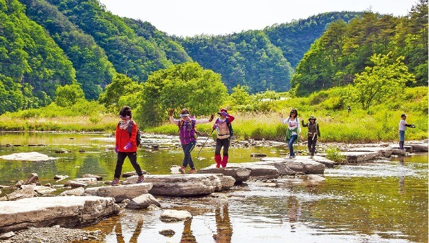 경북 영양 외씨버선길을 걷는 여행객들