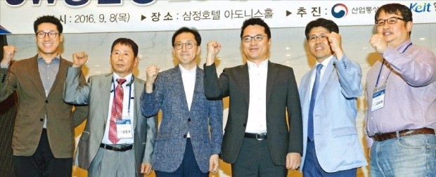 ‘SW융합형 20대 부품 성과발표회’가 8일 서울 역삼동 삼정호텔에서 열렸다. 왼쪽부터 김경배 스탠딩에그 이사, 강윤규 예일전자 대표, 소순종 한국산업기술평가관리원 단장, 문신학 산업통상자원부 소재부품정책과장, 박재홍 와이즈오토코티브 연구소장, 김대현 나무가 연구소장. 신경훈 기자 khshin@hankyung.com