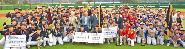 지난 8일 경기 고양시 삼송야구장에서 열린 제4회 서울시교육감배 학교스포츠클럽 야구리그 결승전 참가 선수들. 롯데리아 제공