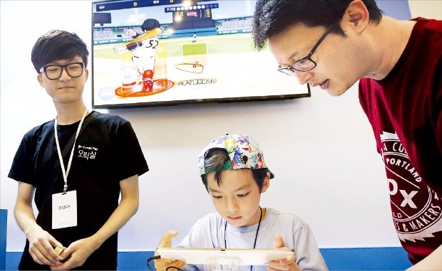 지난 7월부터 한 달간 서울 동대문디자인플라자에서 열린 ‘구글 플레이’ 오락실 행사에서 한 어린이 관람객이 야구 게임을 즐기고 있다. 구글코리아 제공 