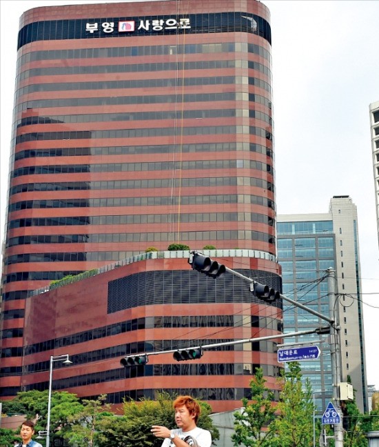 서울 강북 도심의 랜드마크인 태평로 옛 삼성생명 본관이 부영그룹의 로고인 ‘부영 사랑으로’로 간판을 바꿔 달았다. 부영은 올 1월 5750억원에 이 건물을 매입했다. 허문찬 기자 sweat@hankyung.com