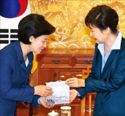 추미애 더불어민주당 대표(왼쪽)가 박근혜 대통령에게 선물을 건네고 있다. 강은구  기자  egkang@hankyung.com 