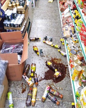 강력한 지진의 충격으로 경주시내 한 마트의 상품들이 바닥에 떨어져 있다. 연합뉴스 