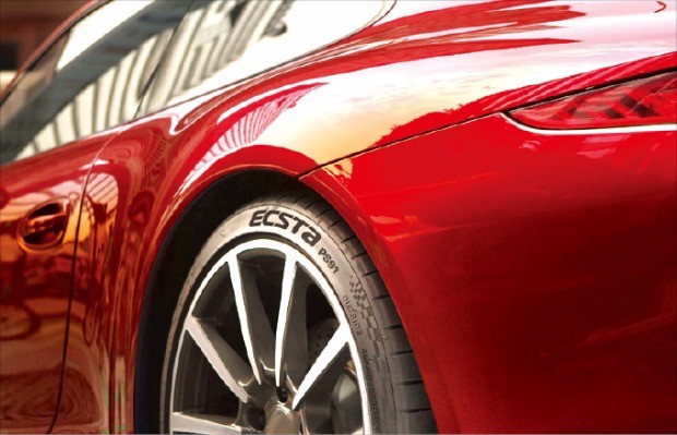  금호타이어의 고성능 타이어 엑스타 PS91을 장착한 포르쉐 911 카레라S. 