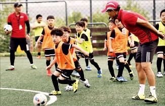 벤츠 어린이 축구교실 개최