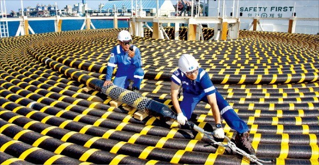 LS전선 동해사업장 엔지니어들이 카타르 석유공사에 납품할 해저케이블 완제품을 살피고 있다. 