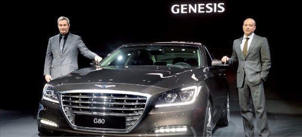 현대자동차의 고급차 브랜드 제네시스는 지난 6월2일 부산 벡스코에서 열린 ‘2016 부산국제모터쇼’에서 EQ900에 이어 두 번째 모델 G80을 처음 선보였다. 마케팅 담당인 맨프레드 피츠제럴드 현대차 전무(오른쪽)와 디자이너 루크 동커볼케 전무가 G80을 소개하고 있다. 