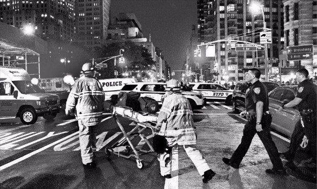 미국 뉴욕 맨해튼 남서부 첼시에서 17일 오후 8시30분(현지시간) 폭발물이 터져 최소 29명이 다쳤다. 폭발 현장에 출동한 소방관들이 부상자를 옮기고 있다. 뉴욕AFP연합뉴스