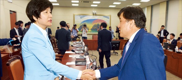 이진복 국회 정무위원장(새누리당·오른쪽)과 김영주 더불어민주당 의원이 19일 국회에서 열린 정무위 전체회의에서 악수하고 있다. 신경훈 기자 khshin@hankyung.com