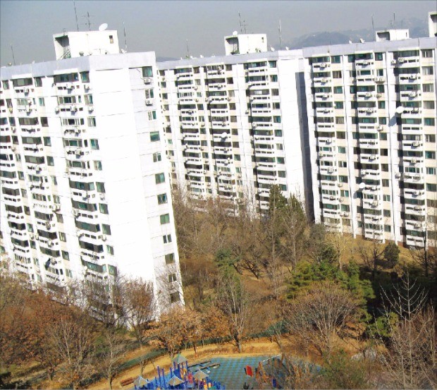 8년째 재건축 사업이 지지부진한 서울 여의도 시범아파트가 신탁 방식으로 재건축 사업을 추진하고 있다. 한경DB 
